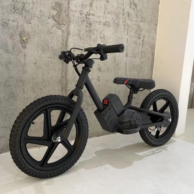 キッズ電気スクーター バランスバイク ブラシレスモーターと24V5.2AHバッテリー容量