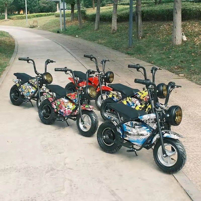 訓練車輪とカスタマイズされた色合いの子供用バイク 250W電気バイク